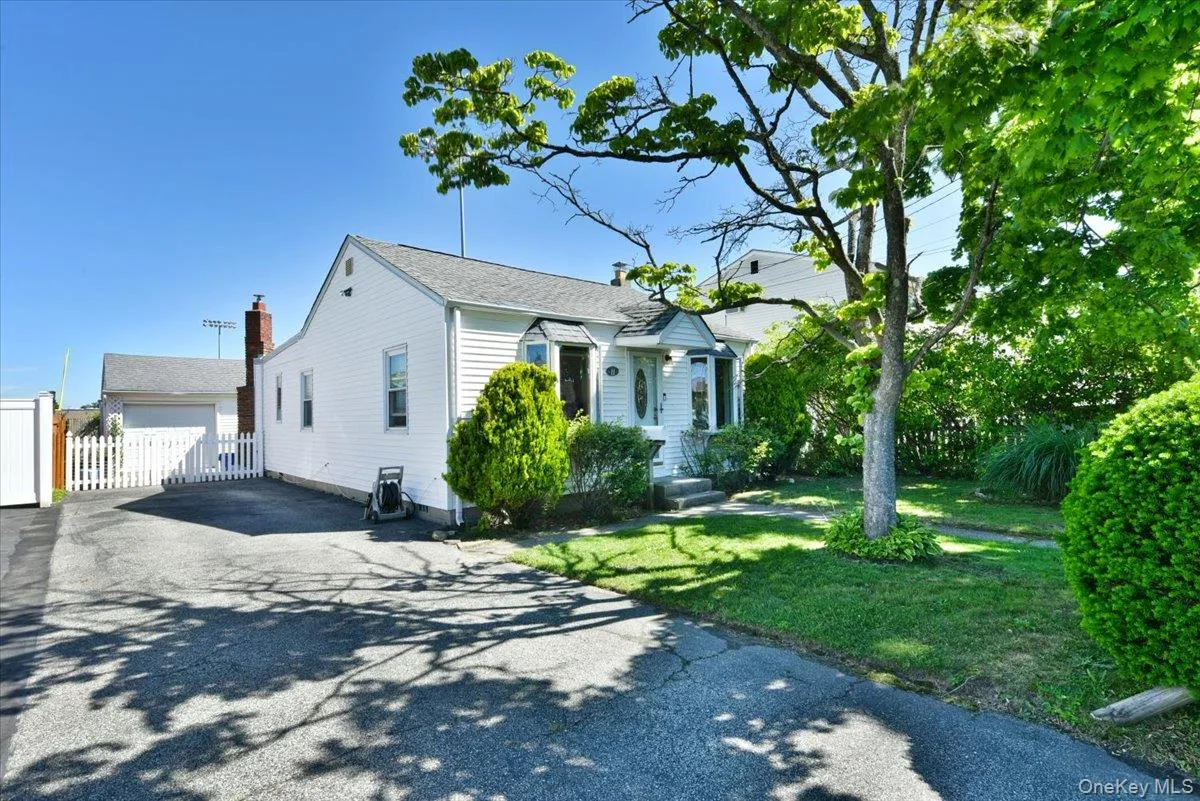 11 Glenda Drive, West Babylon, NY, 2 Bedrooms Bedrooms, 6 Rooms Rooms,1 BathroomBathrooms,Residential,For Rent,Glenda,0,1013177 11 Glenda Drive, West Babylon, NY, 2 Bedrooms Bedrooms, 6 Rooms Rooms,1 BathroomBathrooms,Residential,For Rent,Glenda,0,1013177