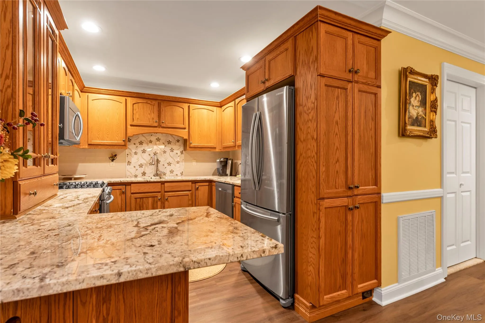 Kitchen with Island Kitchen with Island