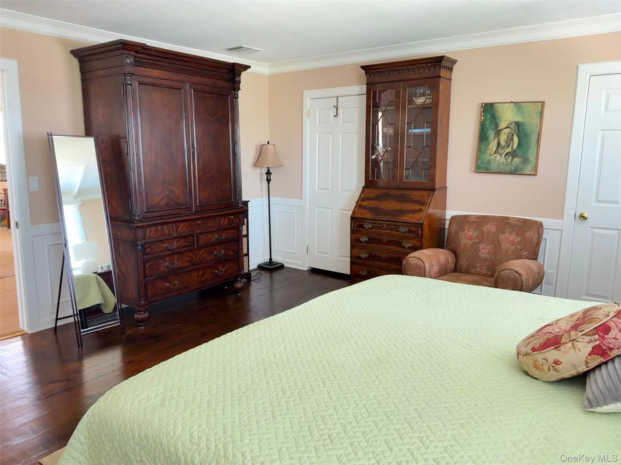 Spacious bedroom with two closets Spacious bedroom with two closets
