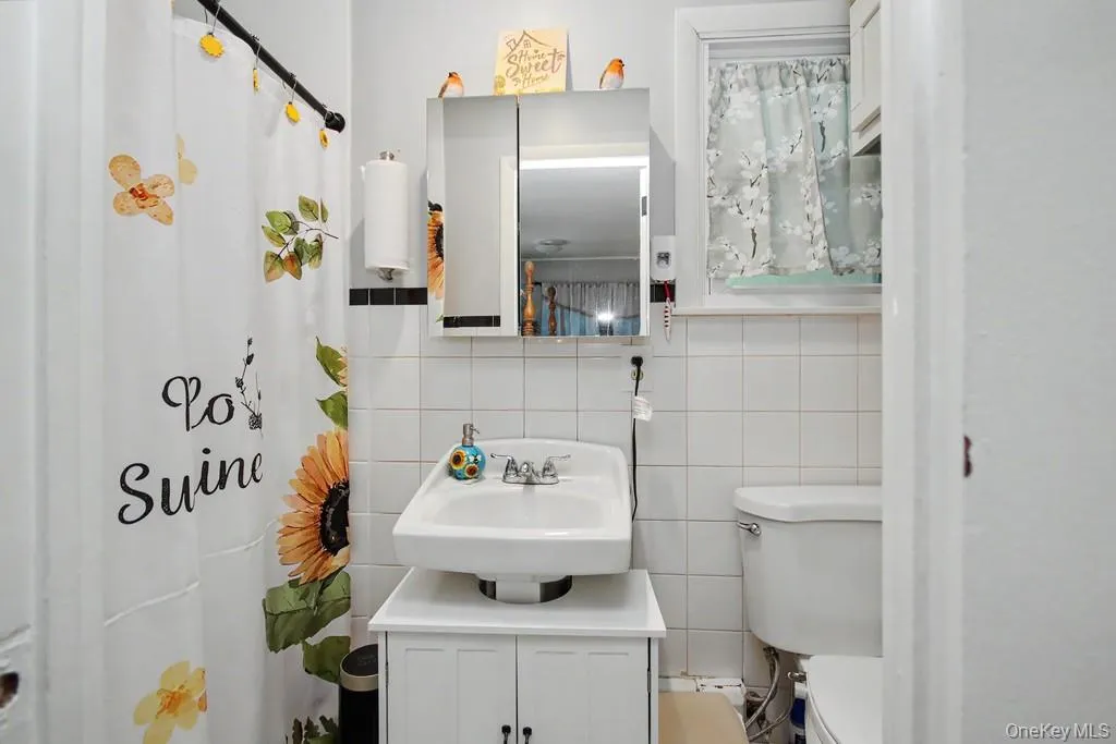 Ensuite Primary Bathroom w/Walk-in Shower Ensuite Primary Bathroom w/Walk-in Shower