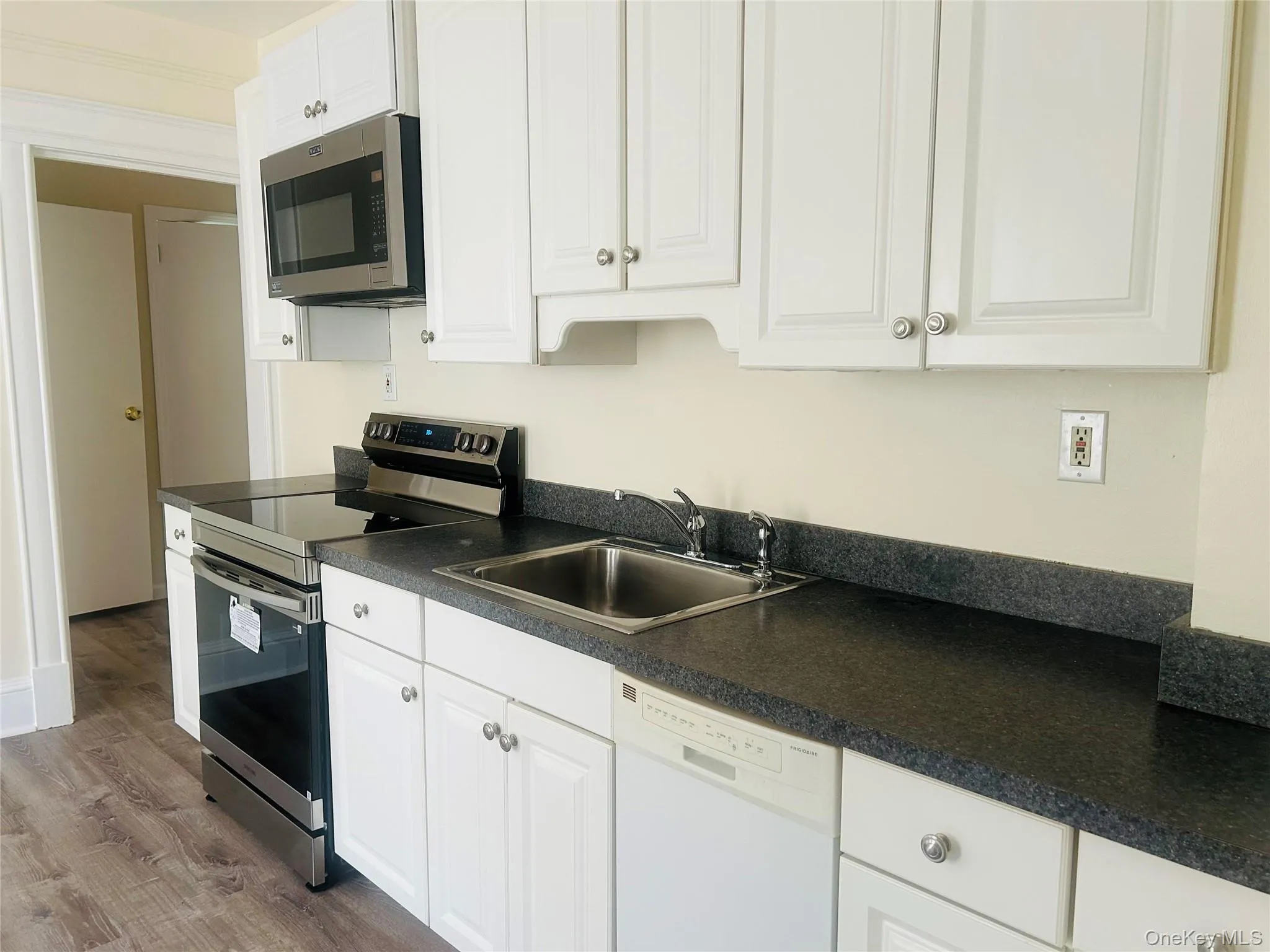 46 Totten Place, Babylon, NY, 2 Bedrooms Bedrooms, 5 Rooms Rooms,1 BathroomBathrooms,Residential Lease,For Rent,Totten,0,1013222 46 Totten Place, Babylon, NY, 2 Bedrooms Bedrooms, 5 Rooms Rooms,1 BathroomBathrooms,Residential Lease,For Rent,Totten,0,1013222