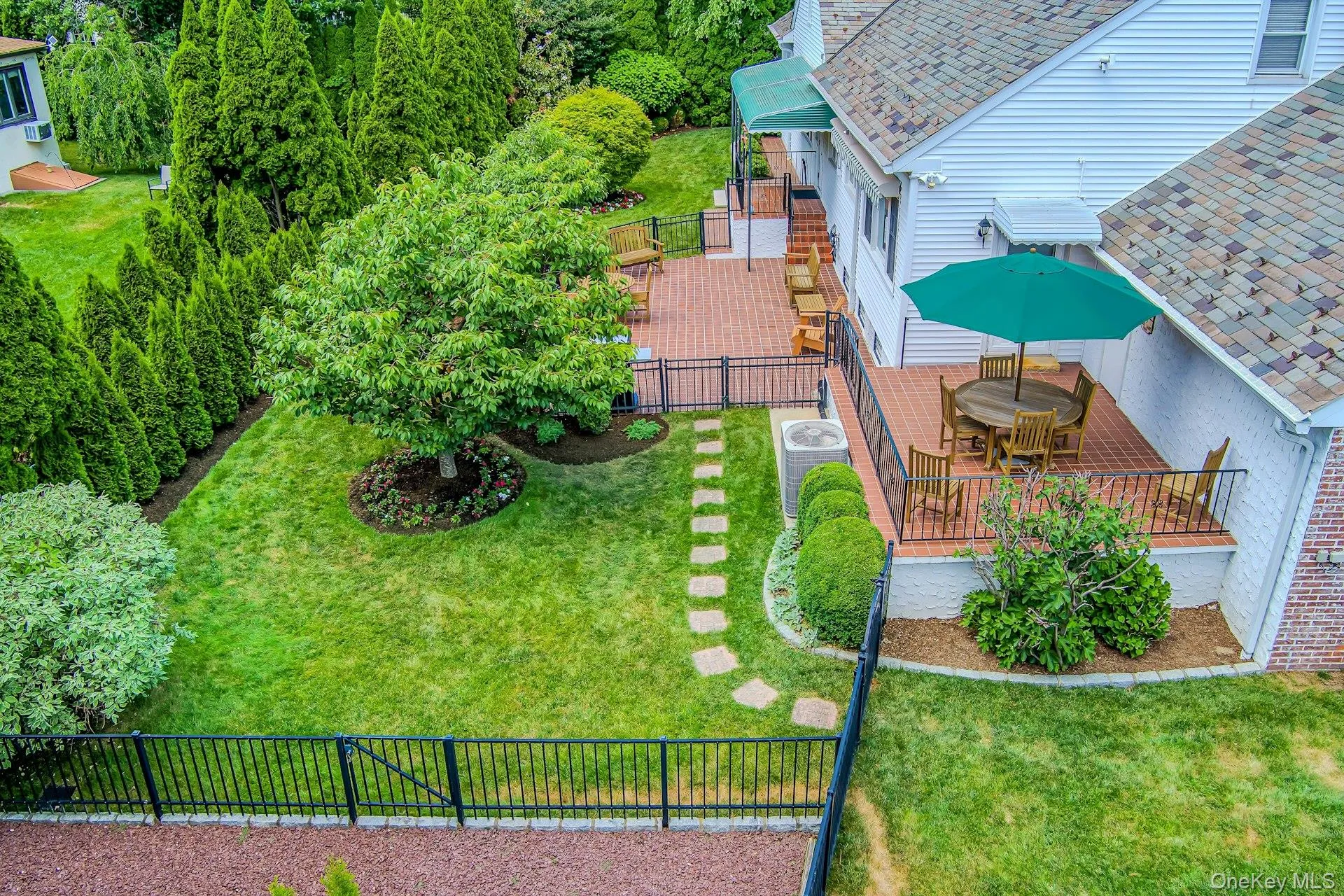 Gardening, entertaining, relaxing Gardening, entertaining, relaxing