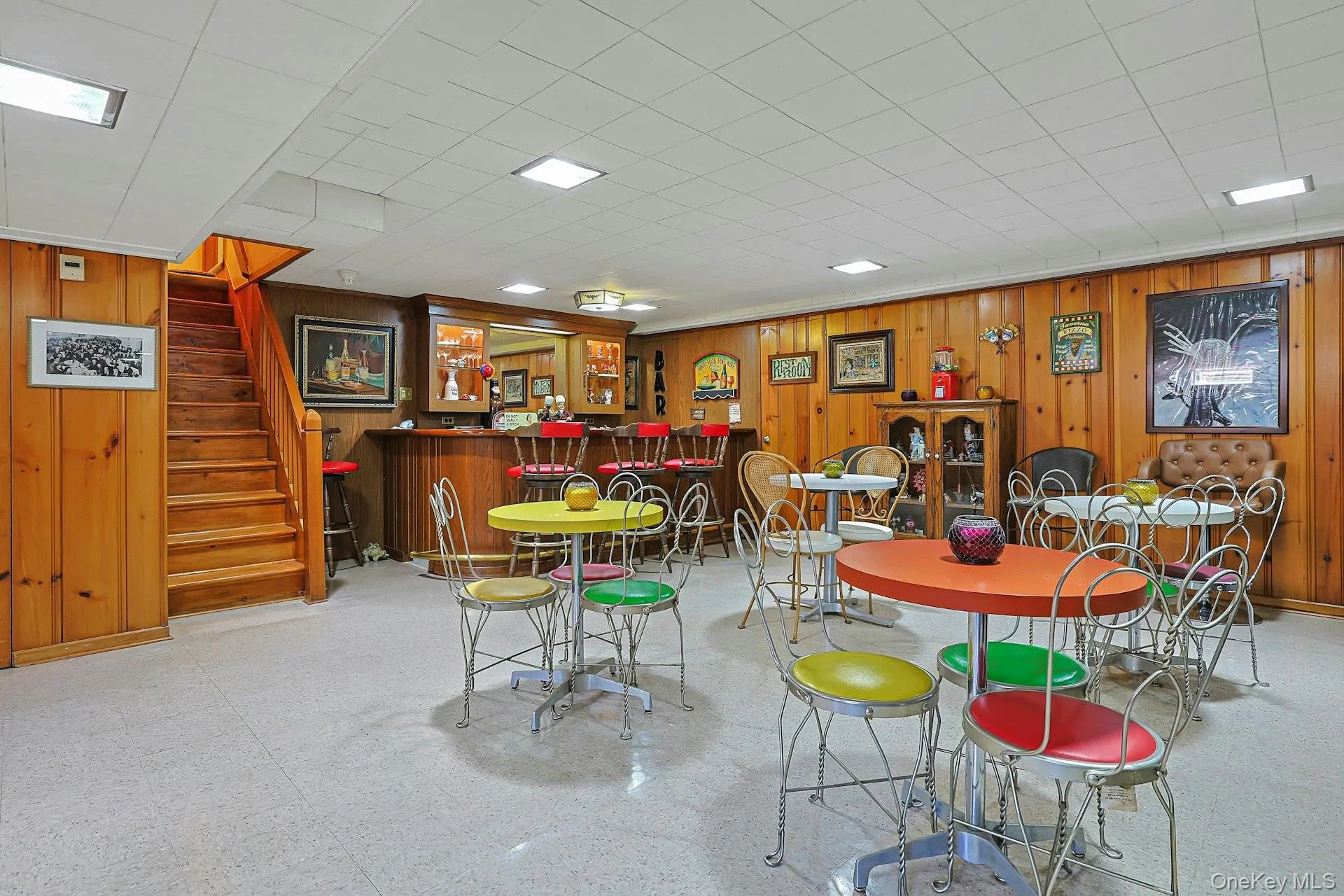 Full wet bar - perfect for entertaining Full wet bar - perfect for entertaining