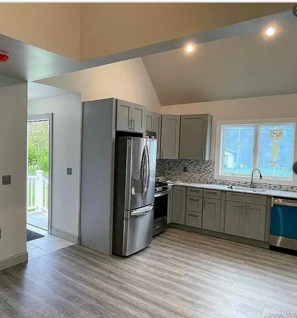 Like new stainless steel appliances inc Refridgerator with water/ice dispenser, dishwasher, chefs gas range/oven, and microwave Like new stainless steel appliances inc Refridgerator with water/ice dispenser, dishwasher, chefs gas range/oven, and microwave