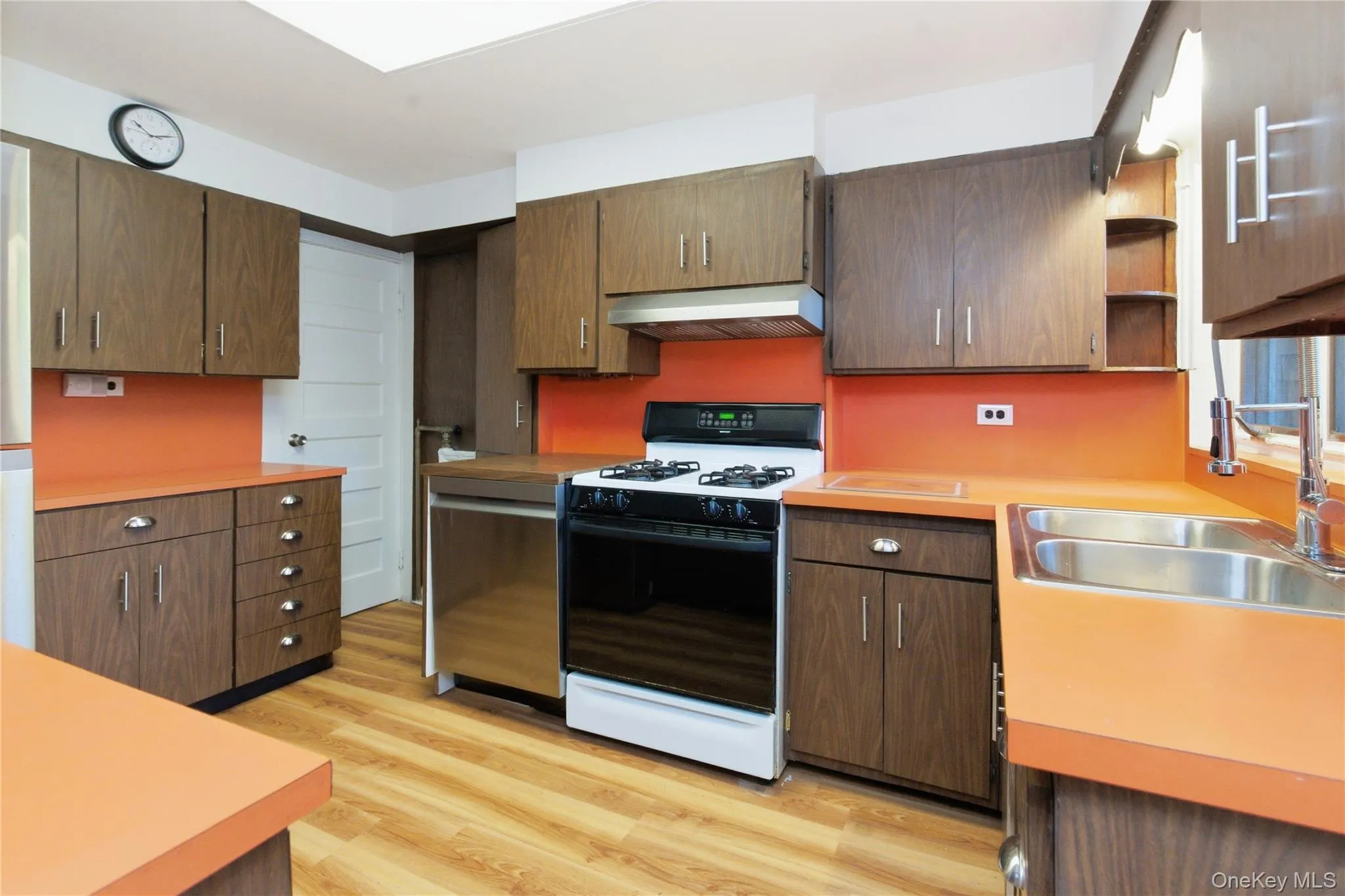 Bright and welcoming kitchen with ample storage, expansive work surfaces, and plenty of room. Bright and welcoming kitchen with ample storage, expansive work surfaces, and plenty of room.