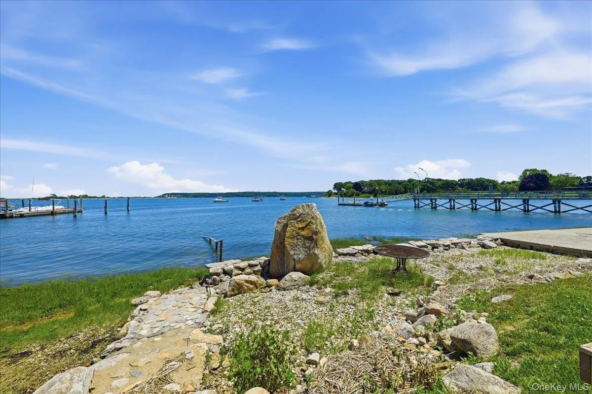 Spectacular Harbor Views And Direct Access Spectacular Harbor Views And Direct Access