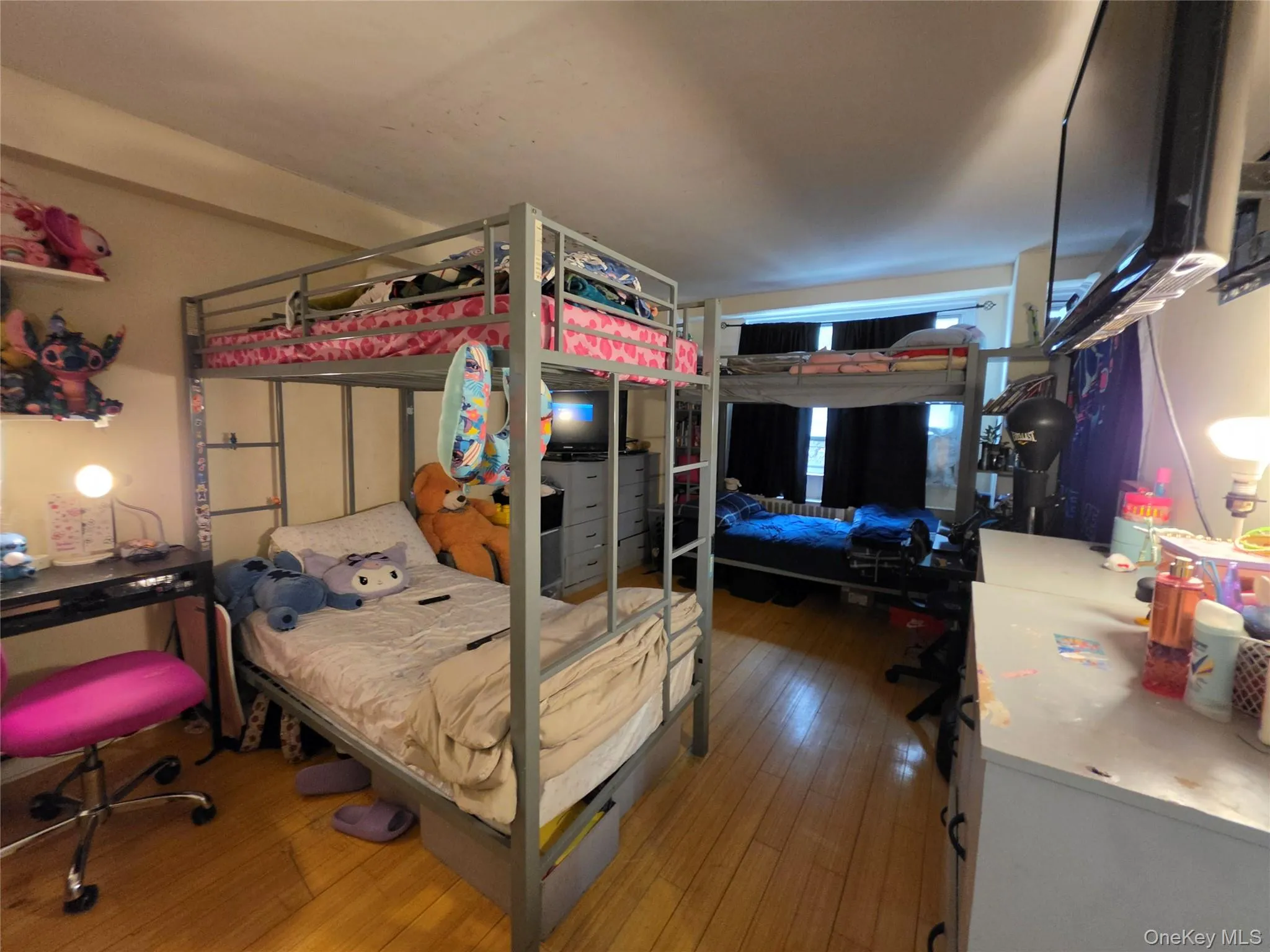 Primary oversized bedroom Primary oversized bedroom