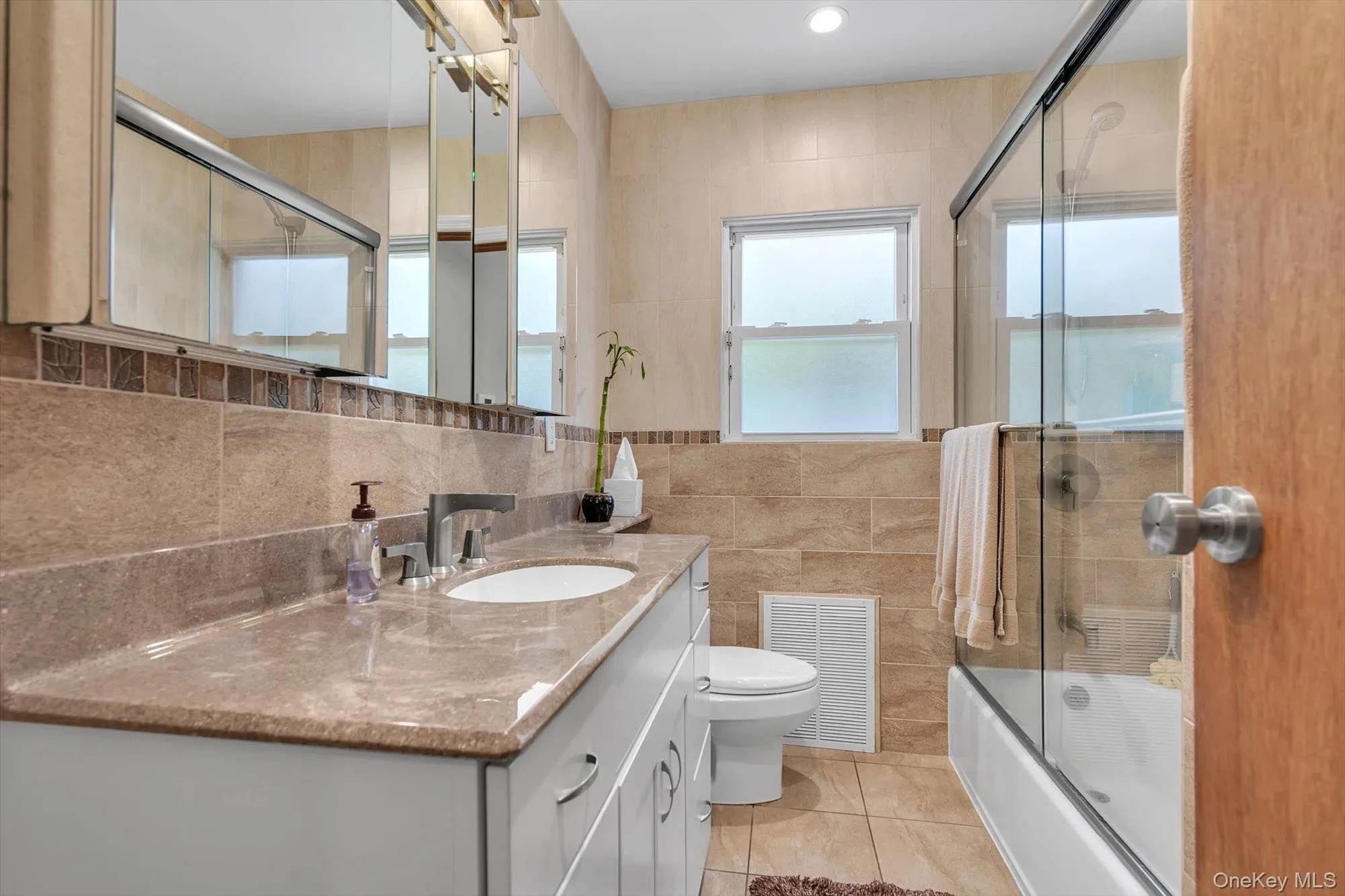 121 Strattford Road, North Hempstead, NY, 4 Bedrooms Bedrooms, 10 Rooms Rooms,2 BathroomsBathrooms,Residential,For Rent,Strattford,0,1013278 121 Strattford Road, North Hempstead, NY, 4 Bedrooms Bedrooms, 10 Rooms Rooms,2 BathroomsBathrooms,Residential,For Rent,Strattford,0,1013278