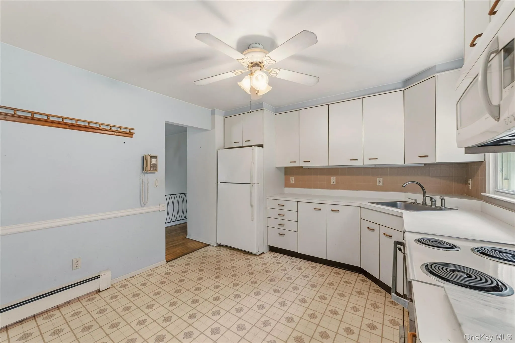 Plenty of cabinets and counterspace. Plenty of cabinets and counterspace.