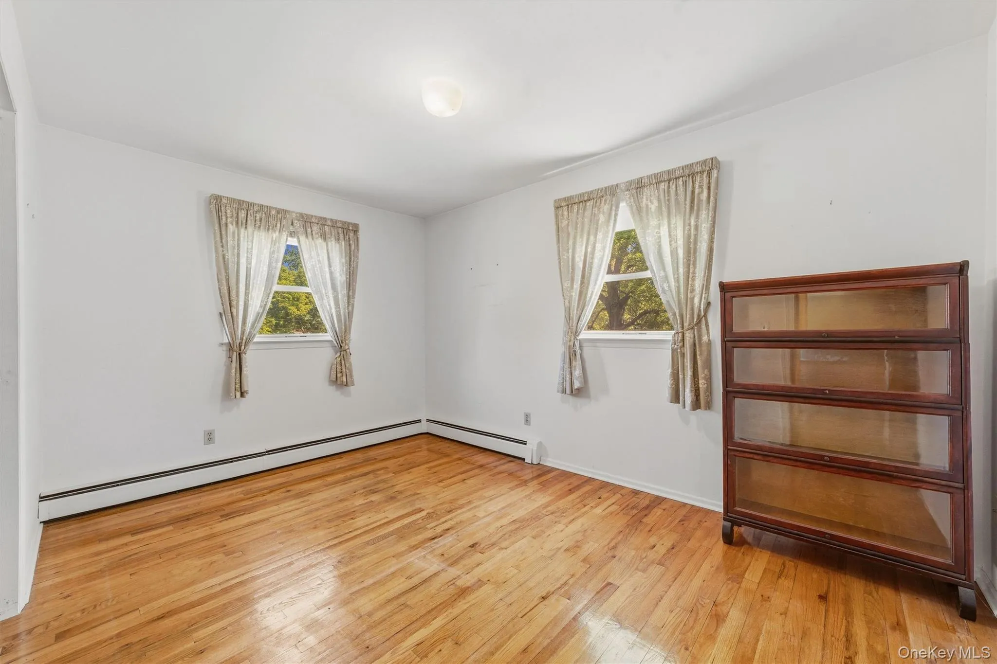 Second bedroom. Double window, double closet. Second bedroom. Double window, double closet.