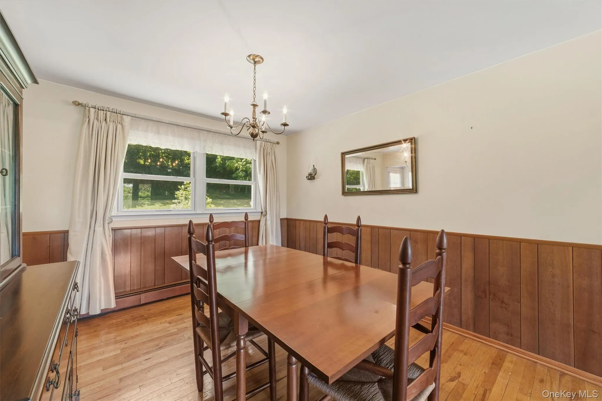 Full dining room. Full dining room.