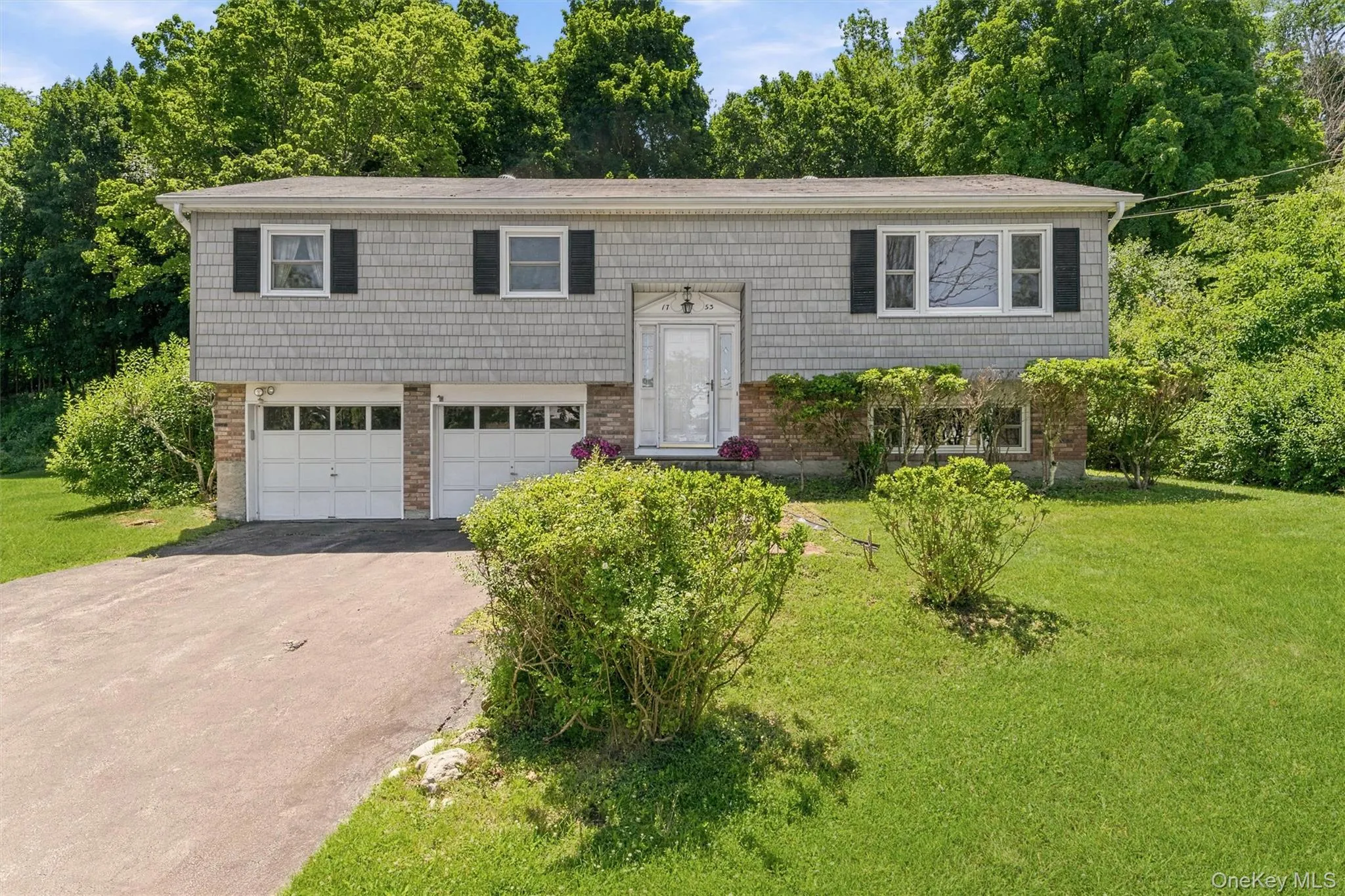 Plenty of parking, 2 car garage and a huge driveway. Plenty of parking, 2 car garage and a huge driveway.