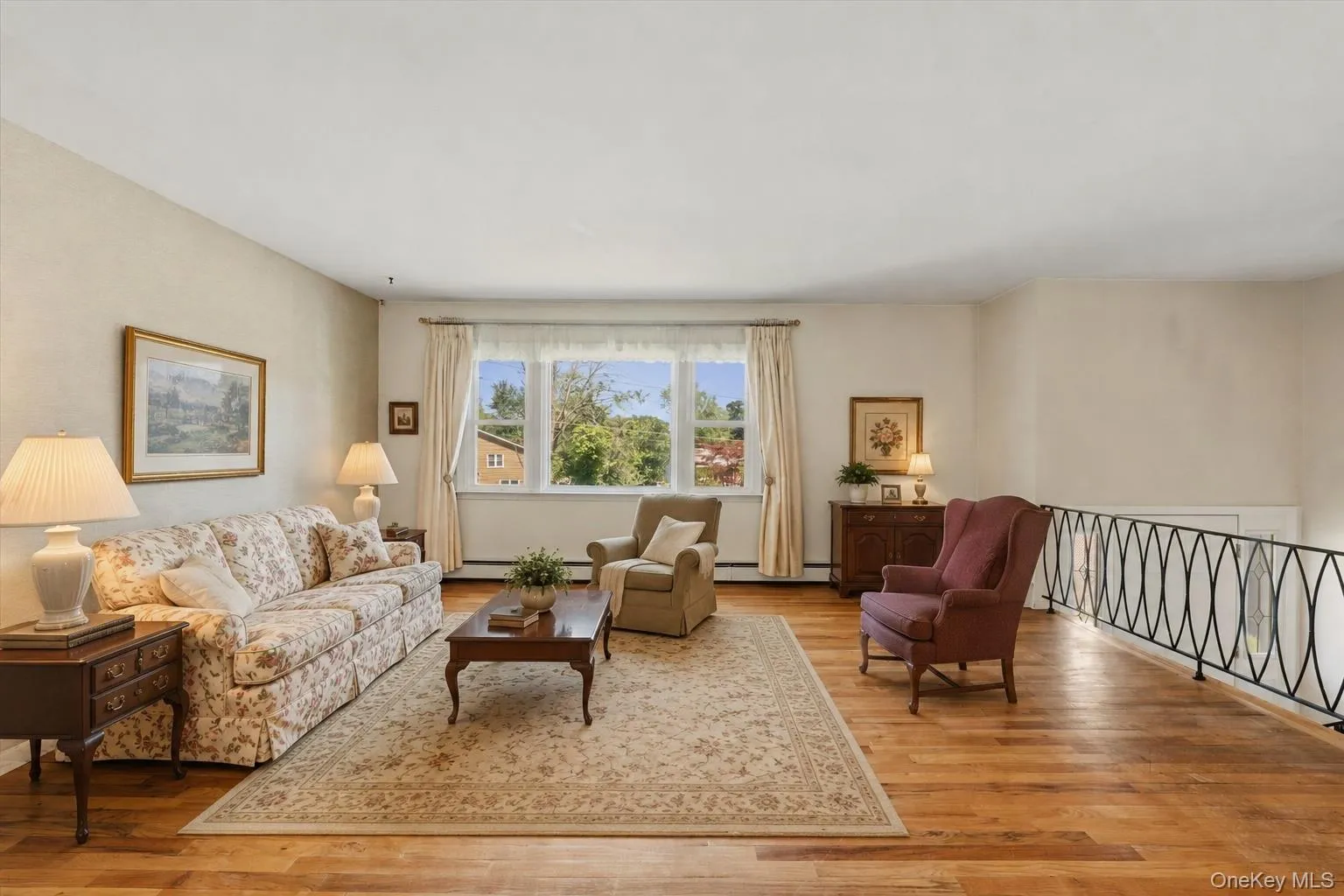 Virtually staged to gauge space. Virtually staged to gauge space.