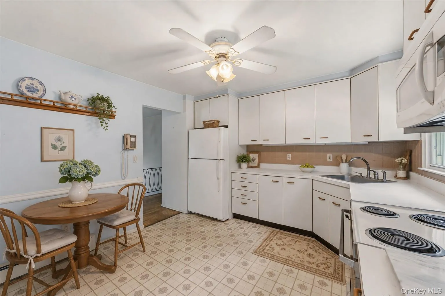 Virtually staged to gauge space. Virtually staged to gauge space.