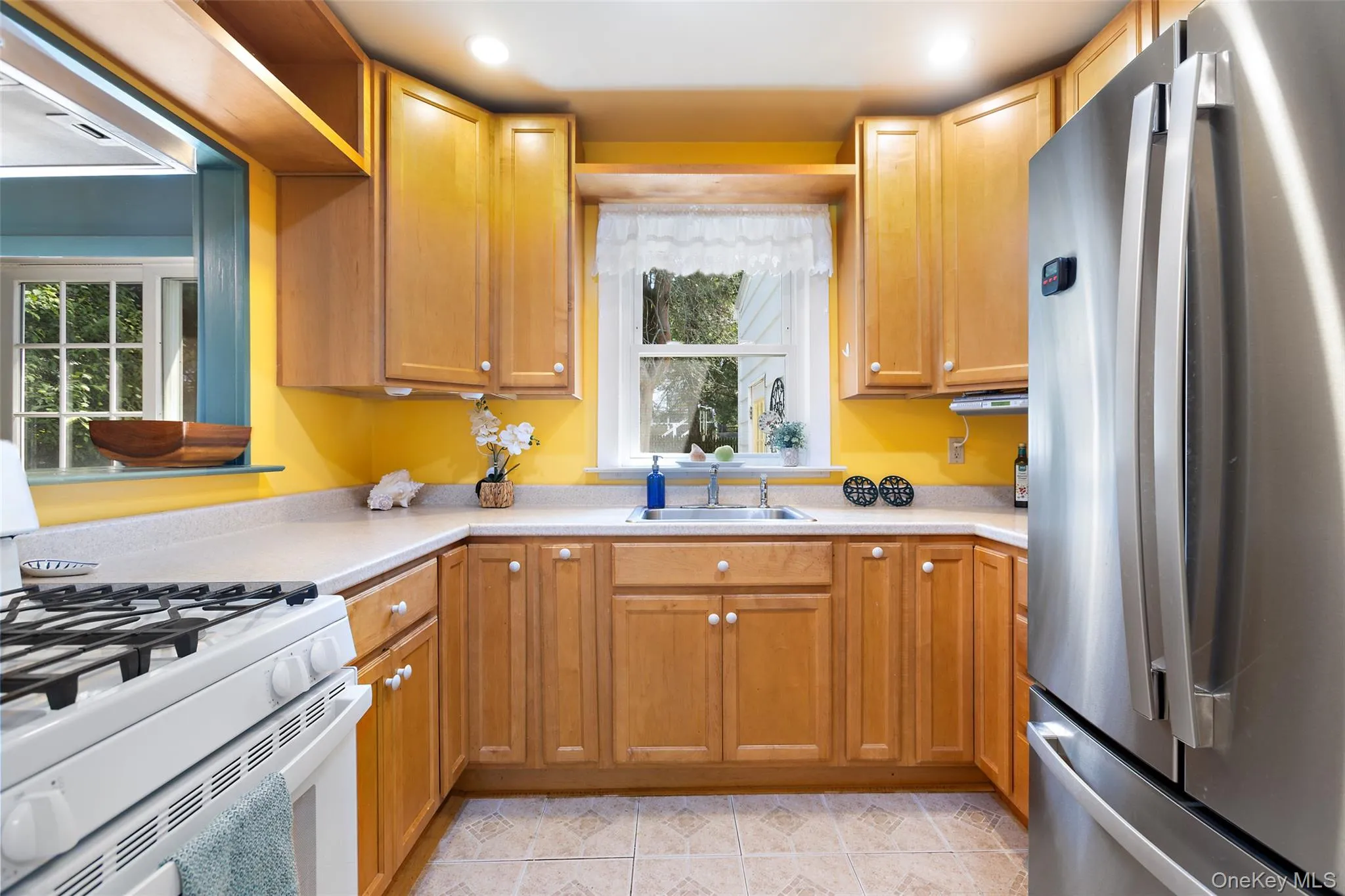 Conveniently outfitted with custom 42" Maple cabinetry. Conveniently outfitted with custom 42" Maple cabinetry.