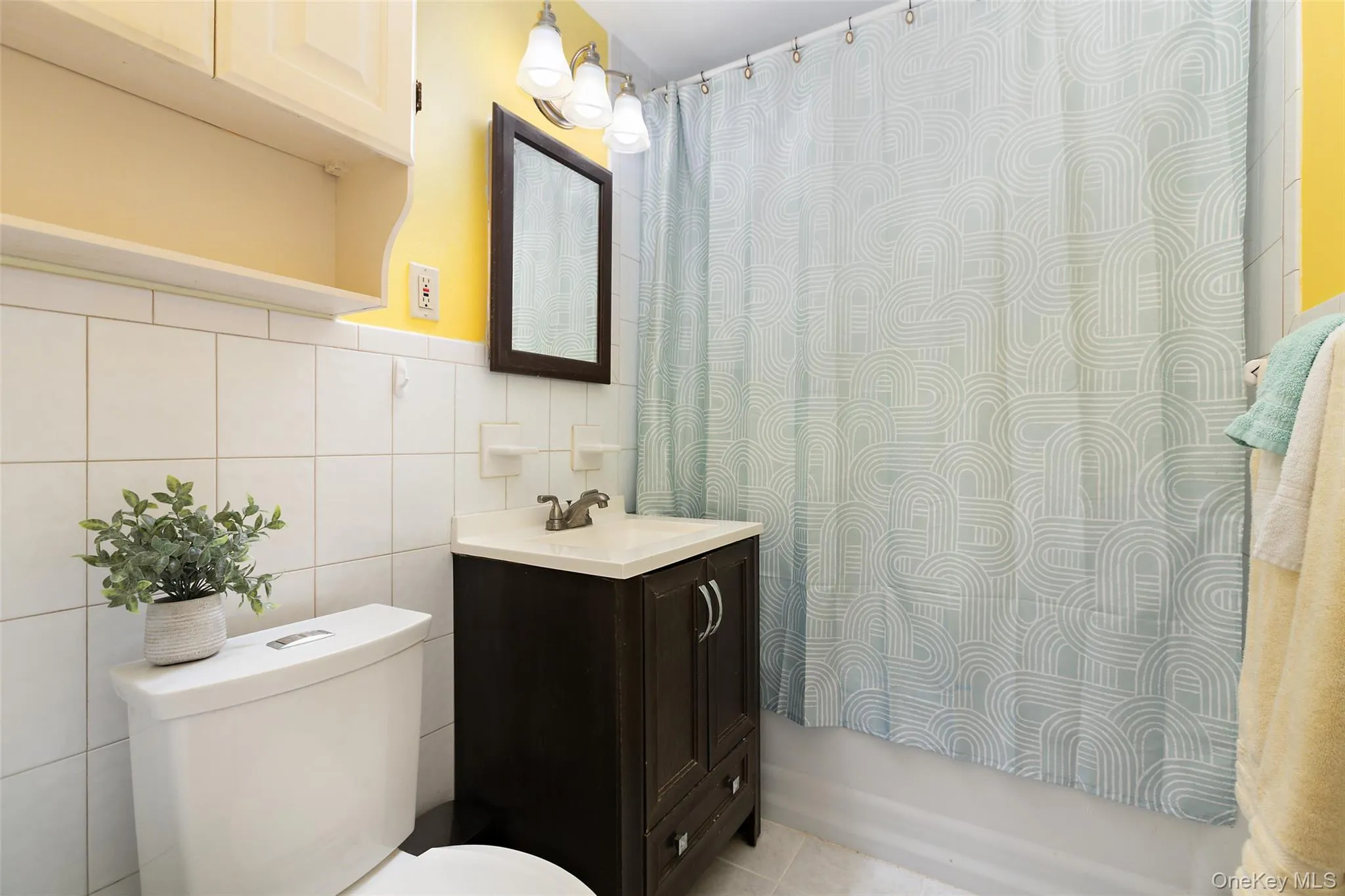 Nicely updated tiled main full bath and newer vanity Nicely updated tiled main full bath and newer vanity