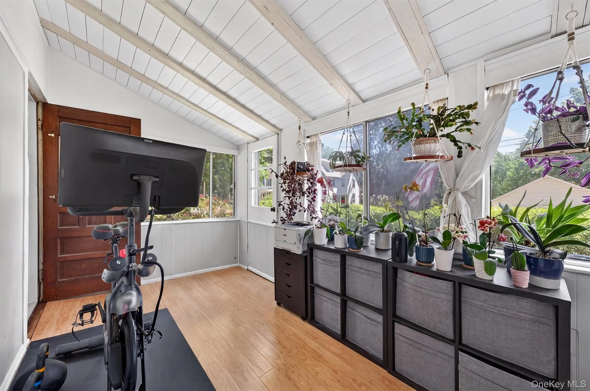 Notice the detailed ceiling and that beautiful wall of windows. Notice the detailed ceiling and that beautiful wall of windows.