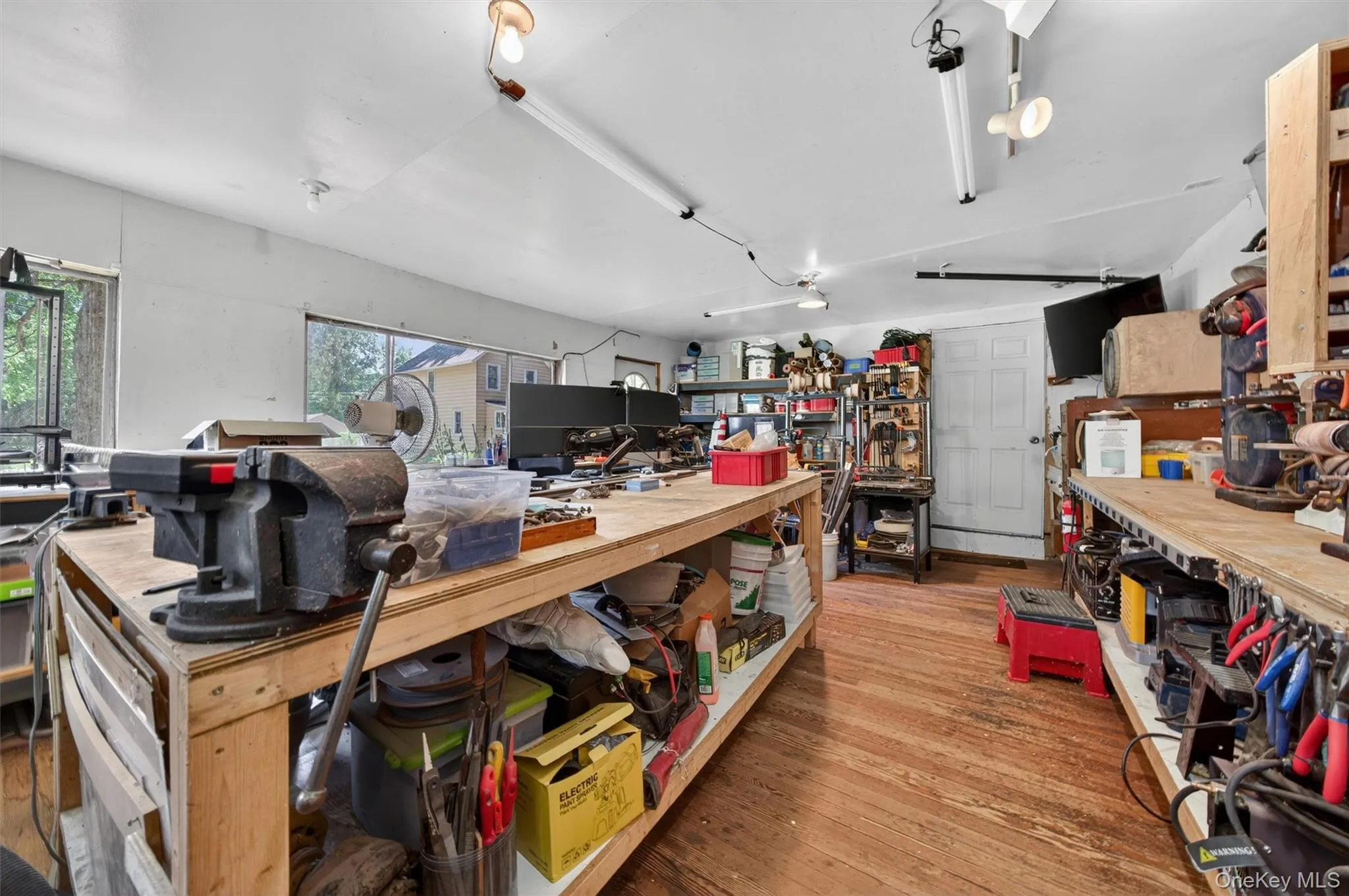 The right side is an office/workshop and yes it's heated. The right side is an office/workshop and yes it's heated.