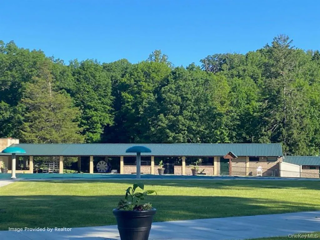 Both parks offer shady pavilions. Both parks offer shady pavilions.