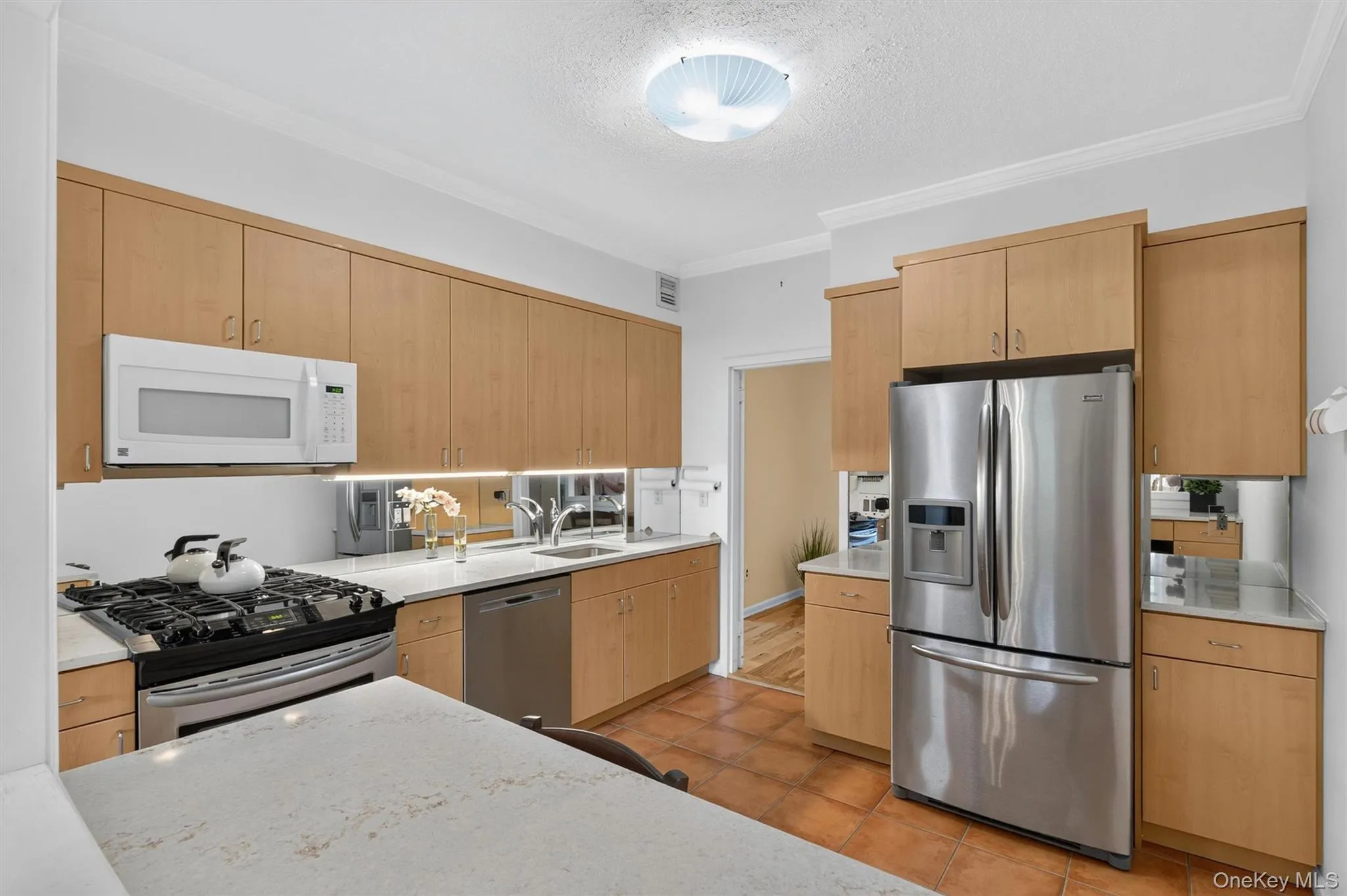 An abundance of cabinet and counter space. Glass backsplash adds brightness and easy care. An abundance of cabinet and counter space. Glass backsplash adds brightness and easy care.