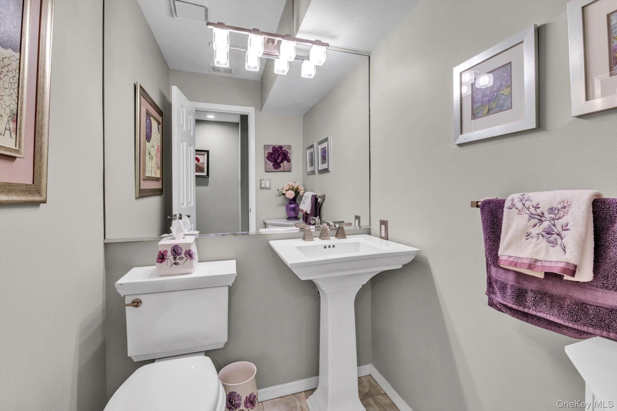 1/2 Bathroom 1/2 Bathroom