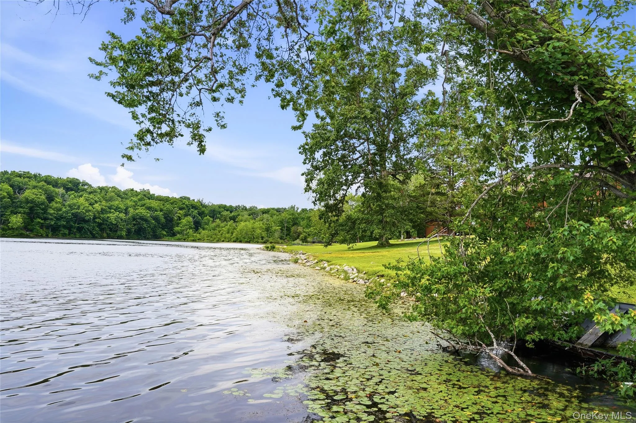 Spacious Lake with lake rights. Spacious Lake with lake rights.