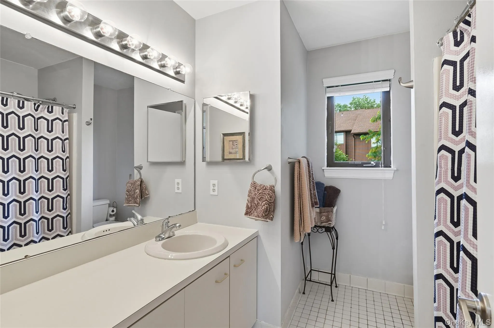 Full Hallway Bathroom with Tub. Full Hallway Bathroom with Tub.