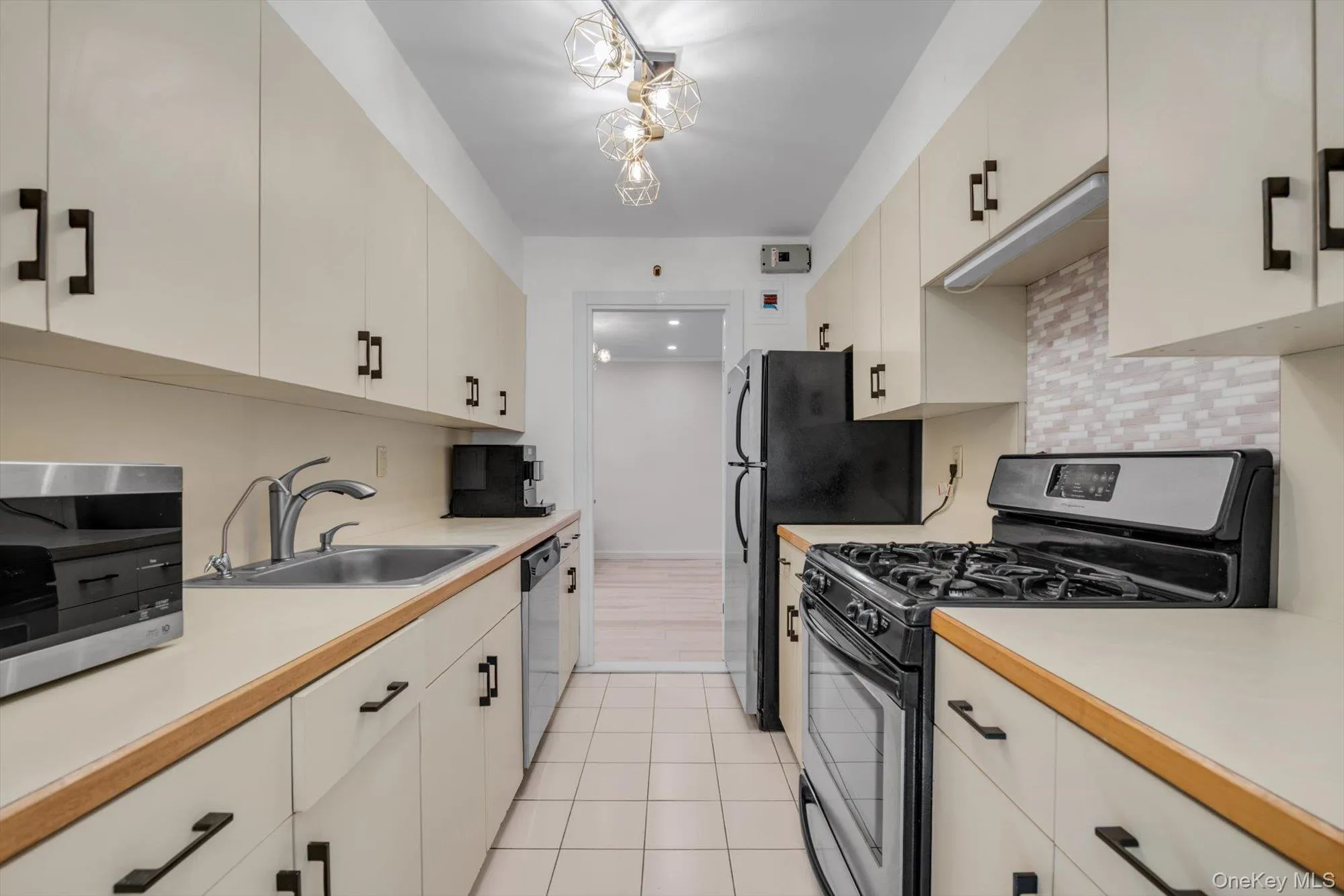1203 Broadway, Hempstead, NY, 2 Bedrooms Bedrooms, 5 Rooms Rooms,1 BathroomBathrooms,Residential,For Rent,Broadway,0,1013414 1203 Broadway, Hempstead, NY, 2 Bedrooms Bedrooms, 5 Rooms Rooms,1 BathroomBathrooms,Residential,For Rent,Broadway,0,1013414