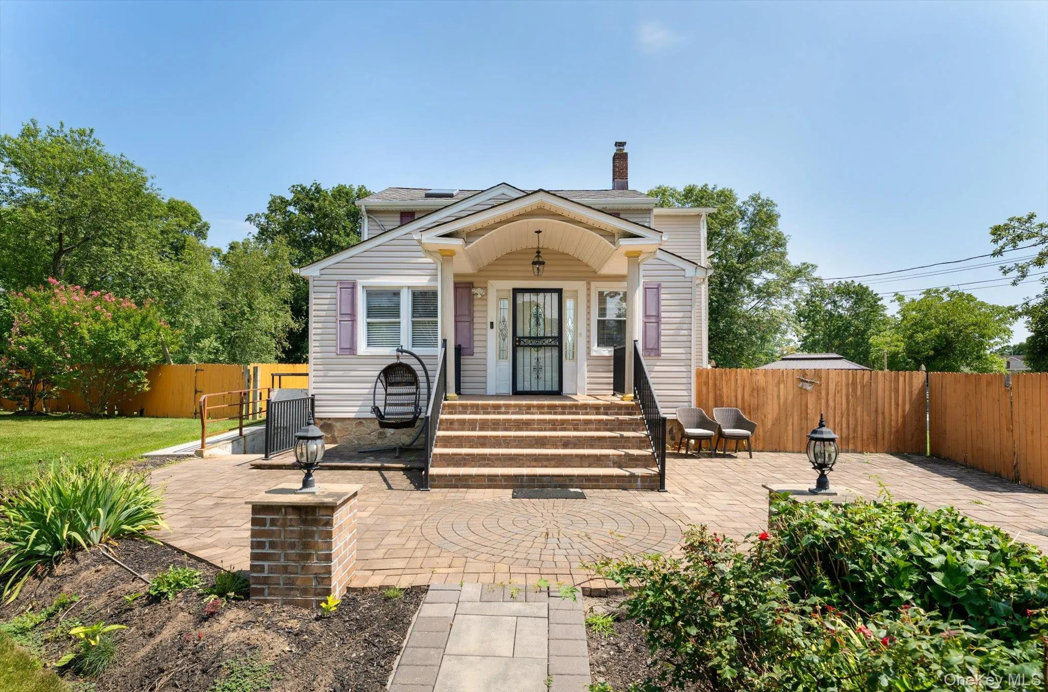 Beautiful pavers lead the way to this unique and versatile home! Beautiful pavers lead the way to this unique and versatile home!