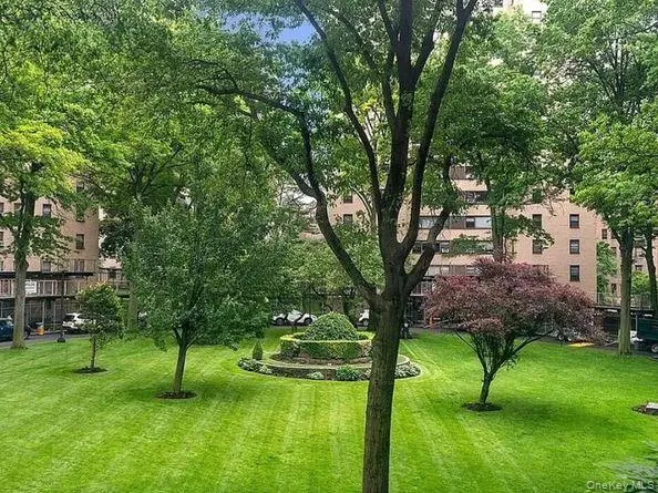 Well maintained lawn and grounds Well maintained lawn and grounds
