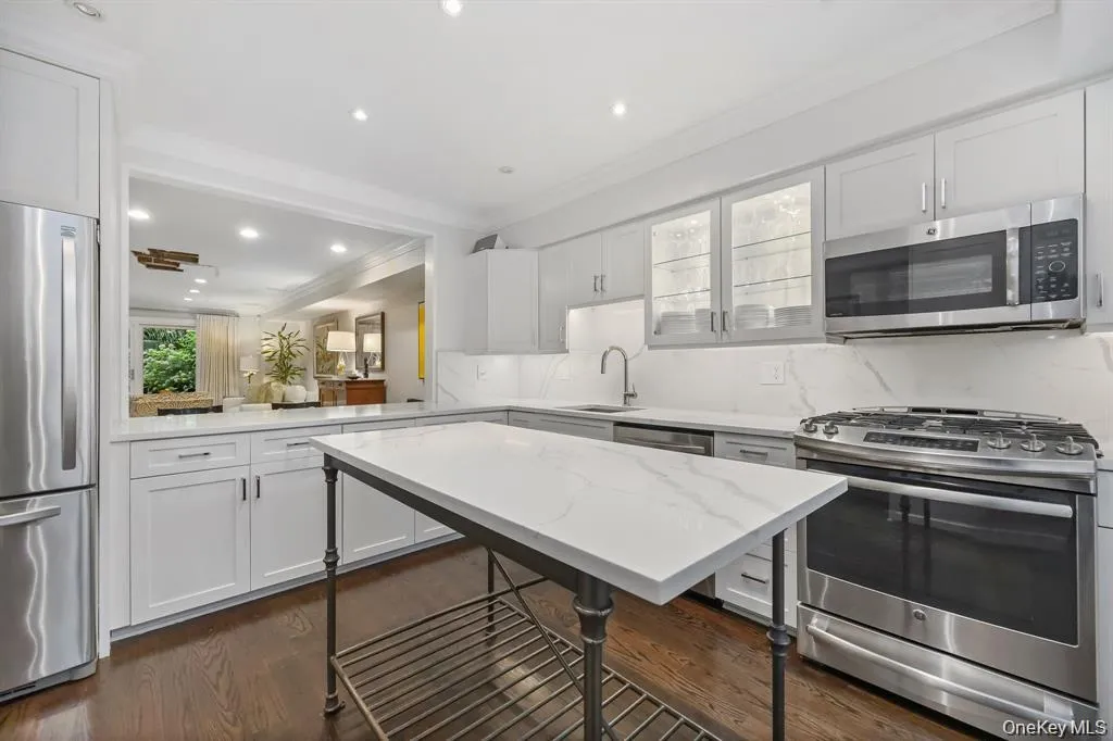 1054 Boston Post Road, Rye City, NY, 3 Bedrooms Bedrooms, 6 Rooms Rooms,2 BathroomsBathrooms,Residential Lease,For Rent,Boston Post,0,1013453 1054 Boston Post Road, Rye City, NY, 3 Bedrooms Bedrooms, 6 Rooms Rooms,2 BathroomsBathrooms,Residential Lease,For Rent,Boston Post,0,1013453