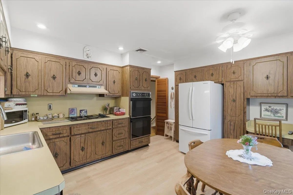 22 Stephens Court, Islip, NY, 3 Bedrooms Bedrooms, 7 Rooms Rooms,2 BathroomsBathrooms,Residential,For Rent,Stephens,0,KEY1013485 22 Stephens Court, Islip, NY, 3 Bedrooms Bedrooms, 7 Rooms Rooms,2 BathroomsBathrooms,Residential,For Rent,Stephens,0,KEY1013485