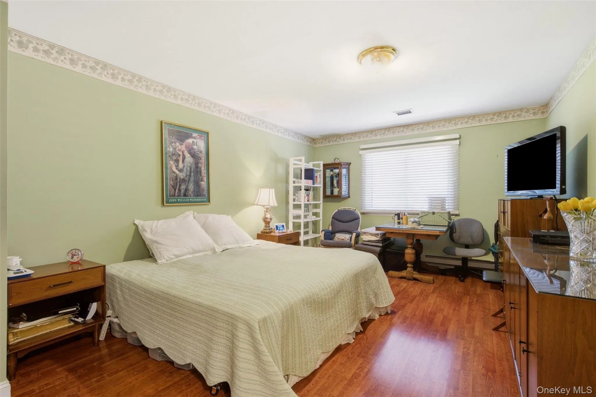 Spacious primary bedroom with en-suite bath Spacious primary bedroom with en-suite bath
