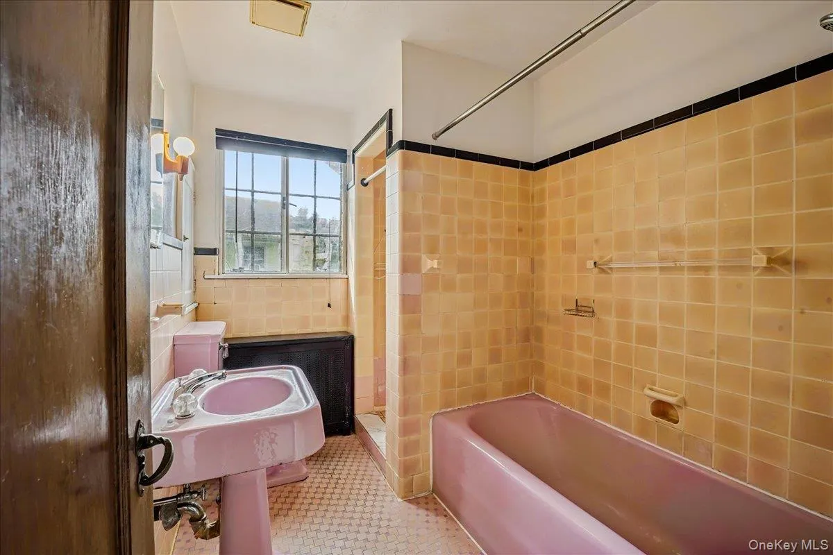 Secod floor four fixture bathroom Secod floor four fixture bathroom