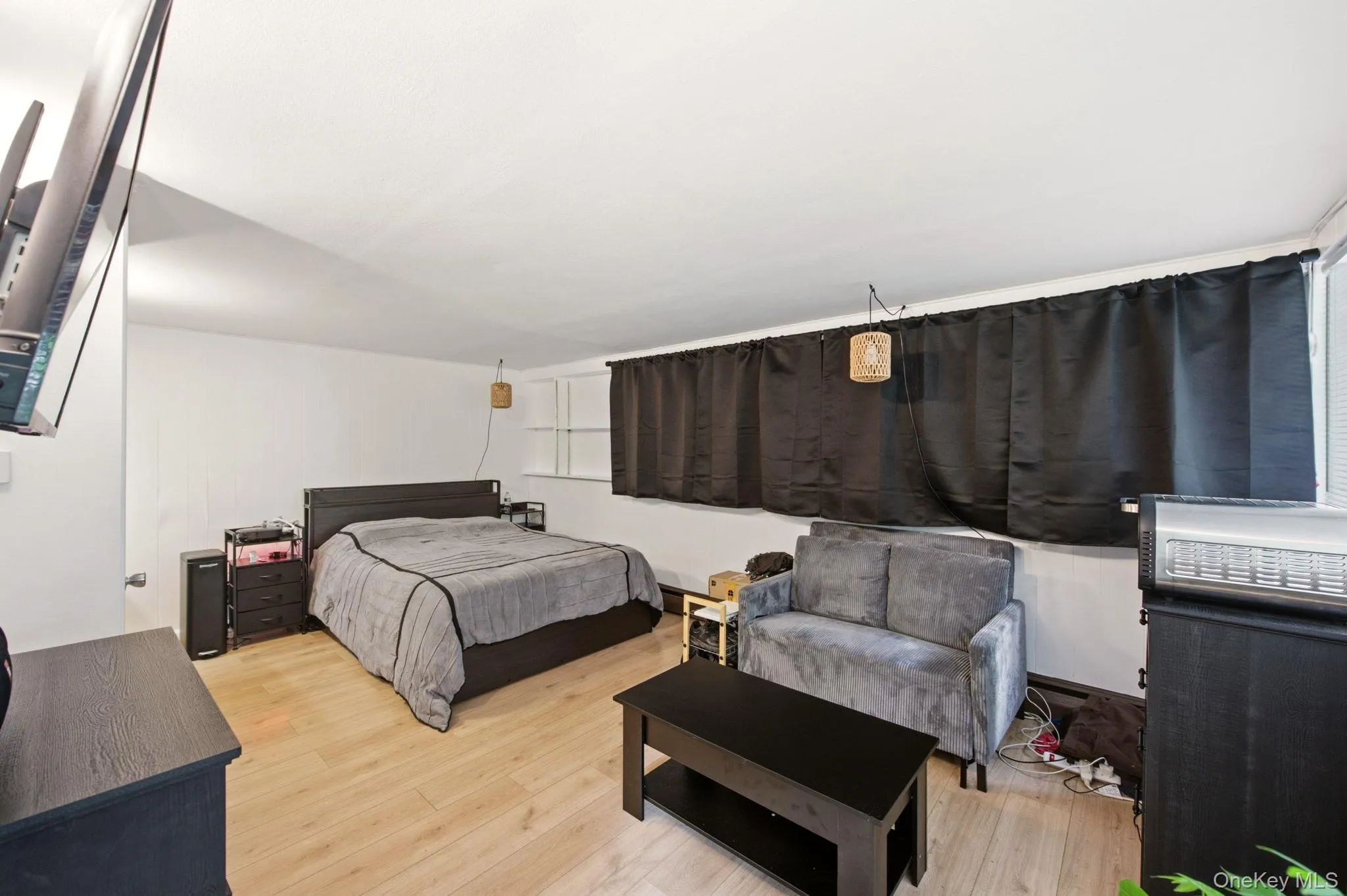 Den is set up as a bedroom but can easily be brought back to a den. Den is set up as a bedroom but can easily be brought back to a den.