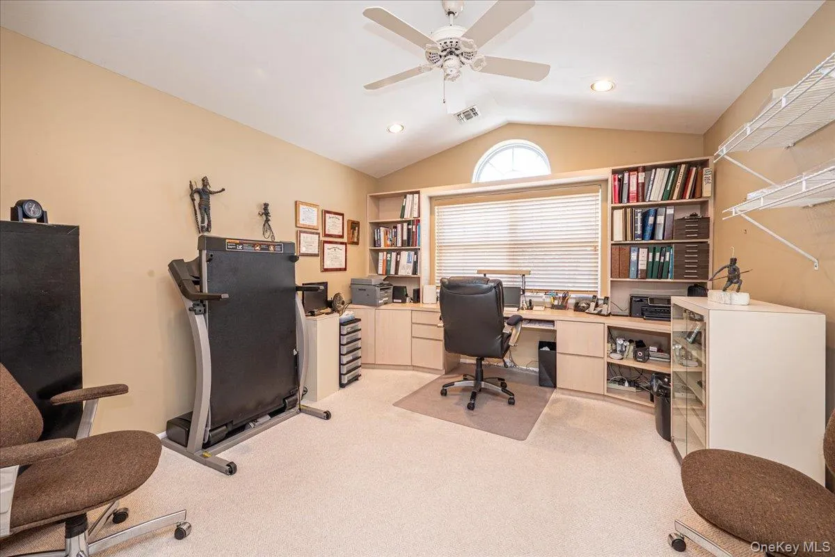 Office/Bedroom Office/Bedroom