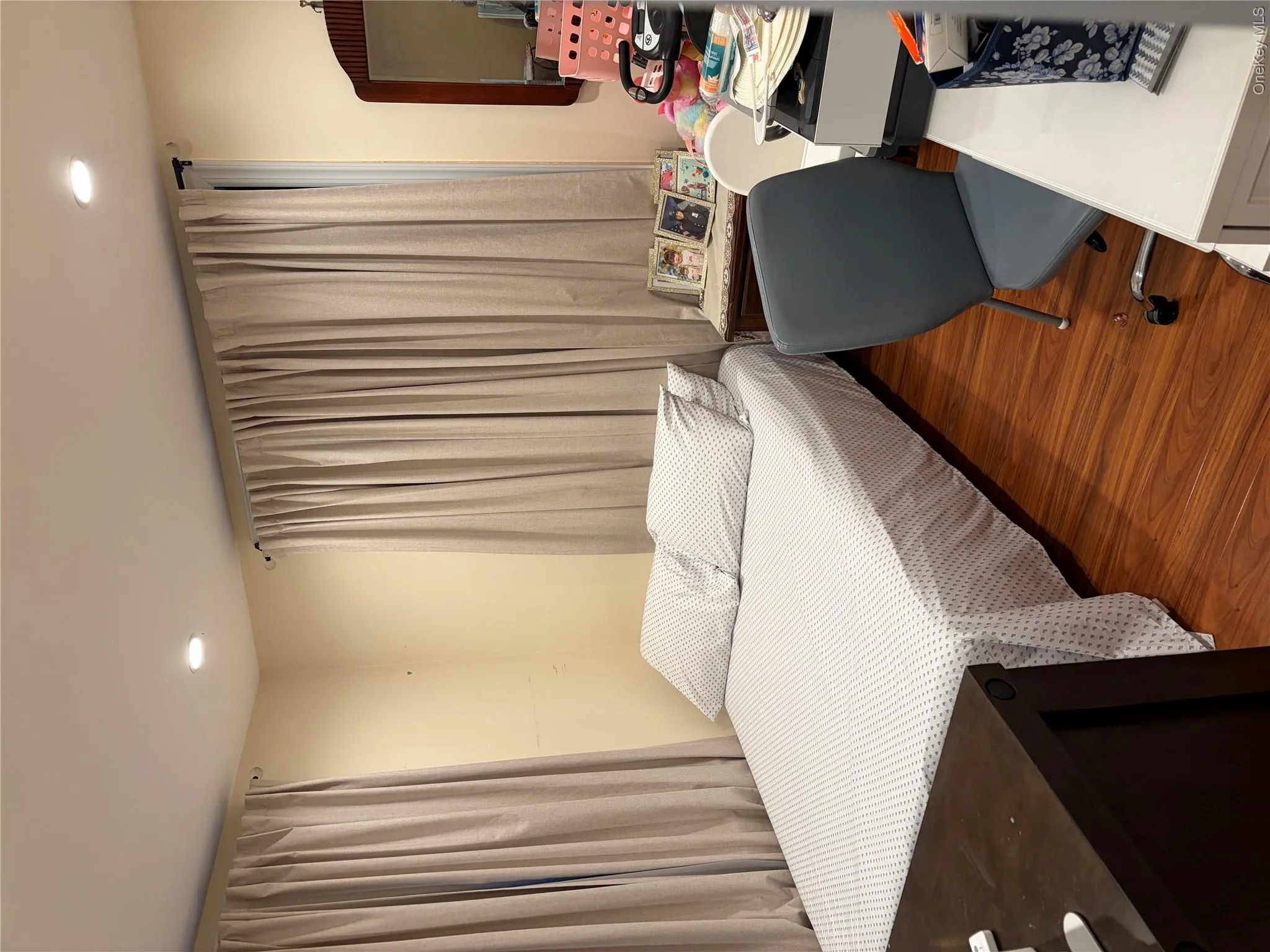 Large bedroom. Large bedroom.