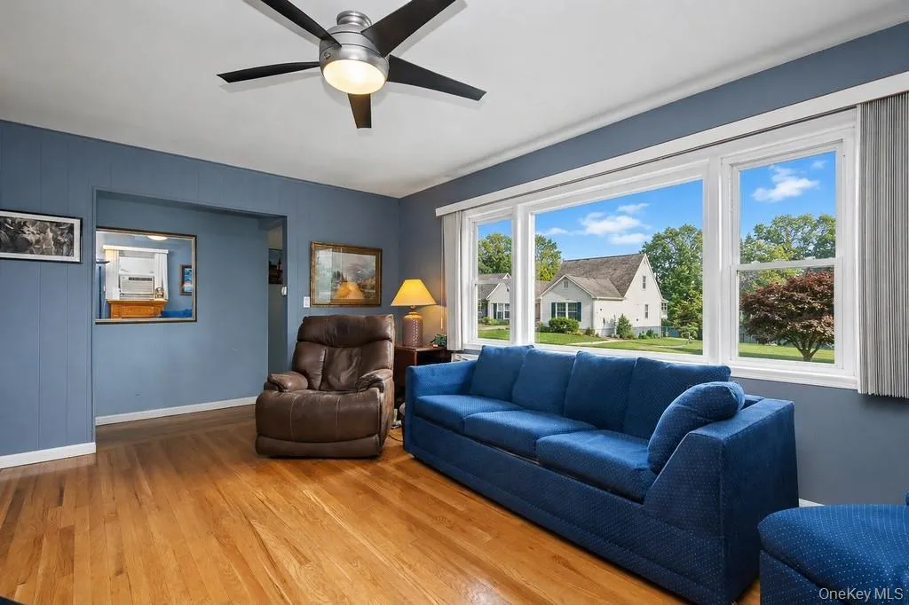 Light & Bright w/Large Picture Window & Hardwood Flooring Light & Bright w/Large Picture Window & Hardwood Flooring