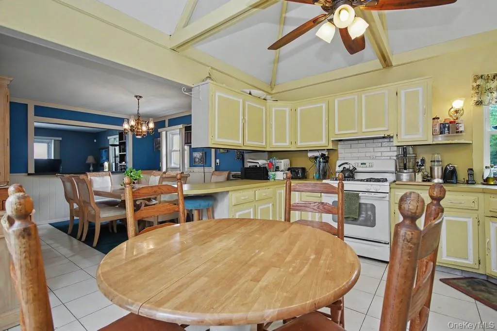 Eat-in-Kitchen w/vaulted ceiling Eat-in-Kitchen w/vaulted ceiling