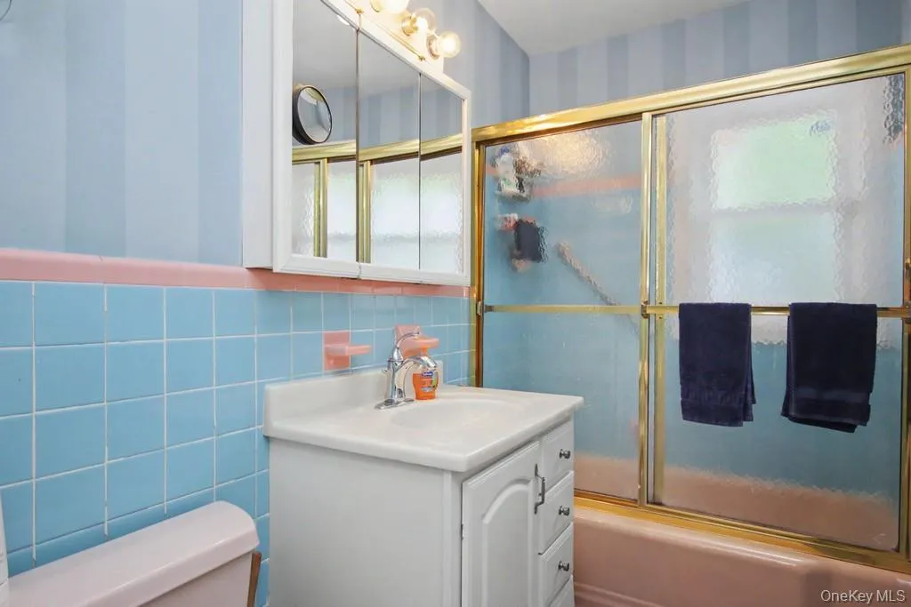 Full Hall Bathroom - Upper Floor Full Hall Bathroom - Upper Floor