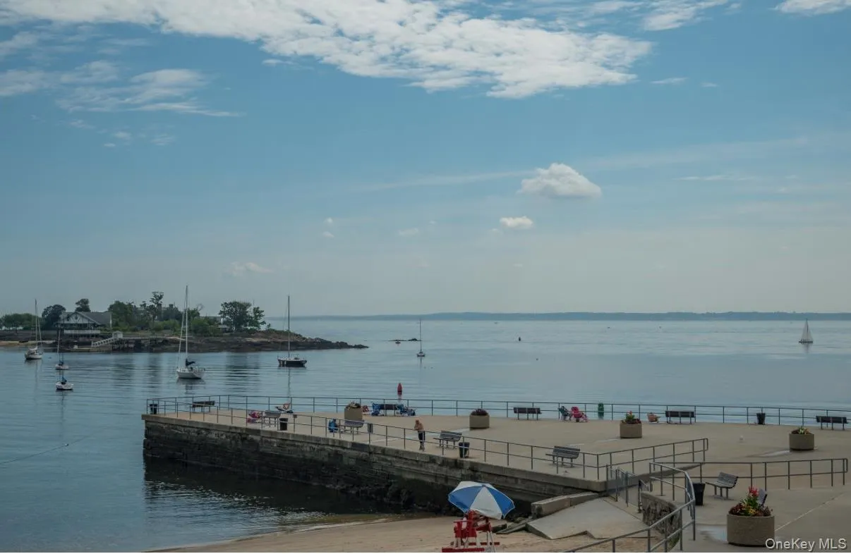 Conveniently located near Hudson Park & Beach. Conveniently located near Hudson Park & Beach.