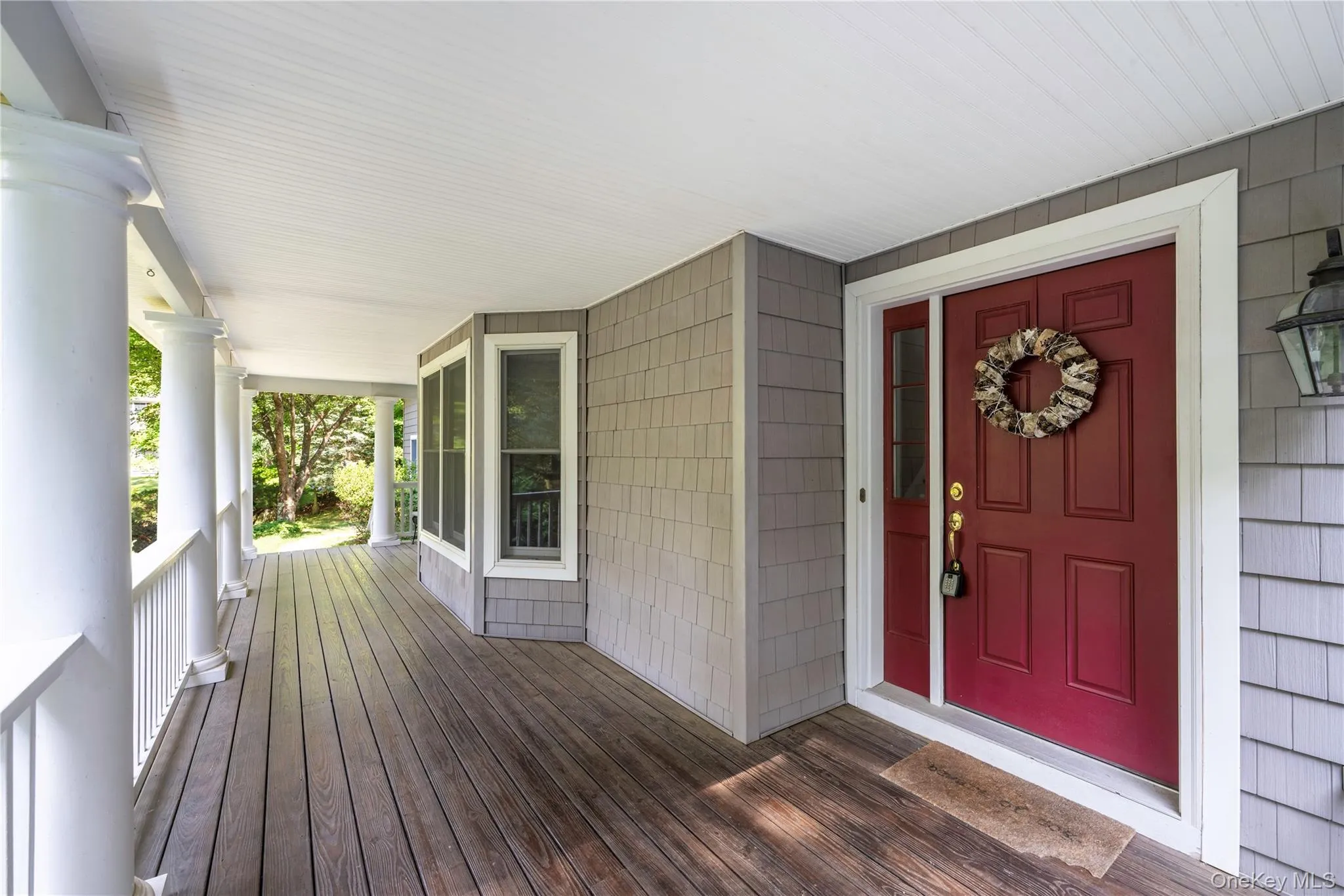 A red door acts as the "Mouth of Chi," inviting good luck, joy, and abundance into the household. A red door acts as the "Mouth of Chi," inviting good luck, joy, and abundance into the household.