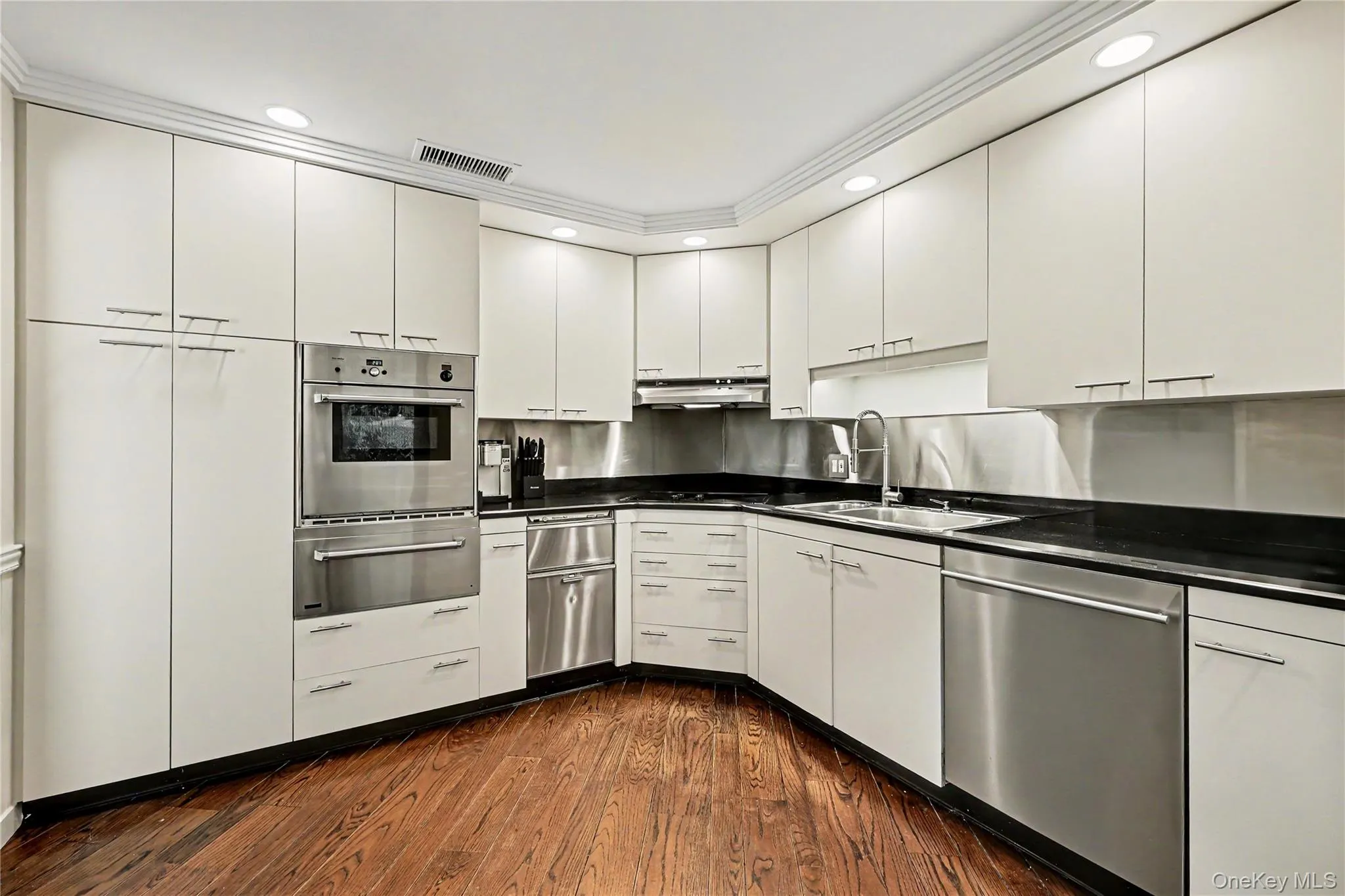 Gourmet Chef's Kitchen Granite Counter and stainless backslash. Gourmet Chef's Kitchen Granite Counter and stainless backslash.