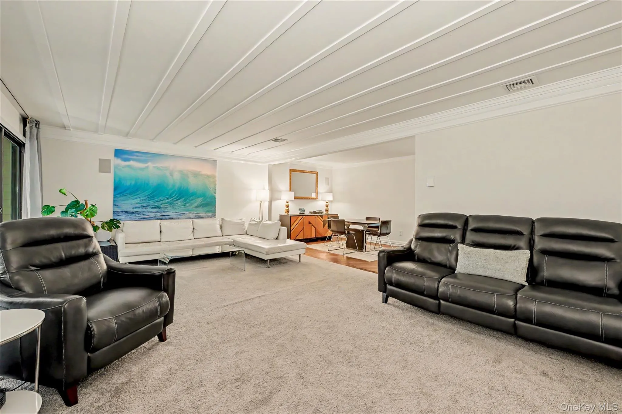 Custom ceiling details with custom crown molding. Custom ceiling details with custom crown molding.