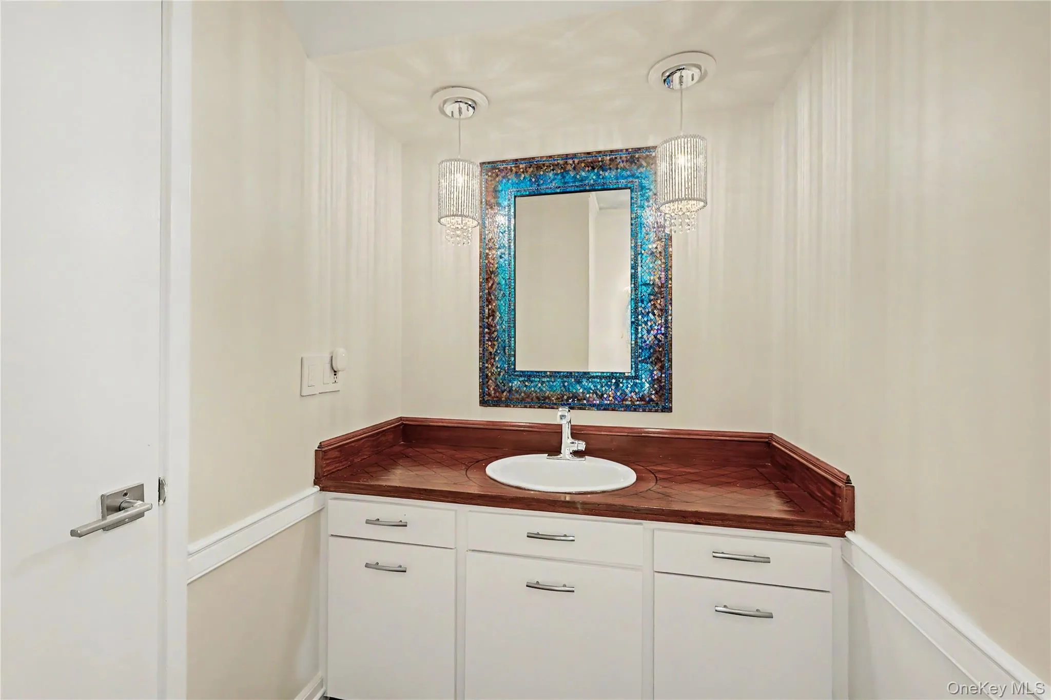 Spacious 1/2 Bath with hand-painted ceiling and wall nook. Spacious 1/2 Bath with hand-painted ceiling and wall nook.