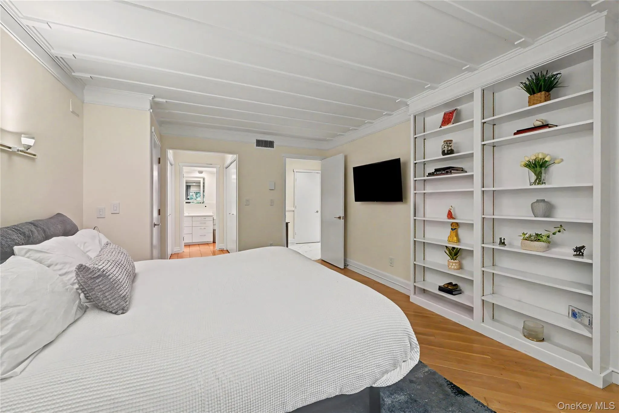 Spacious primary with a built-in bookshelf. Spacious primary with a built-in bookshelf.