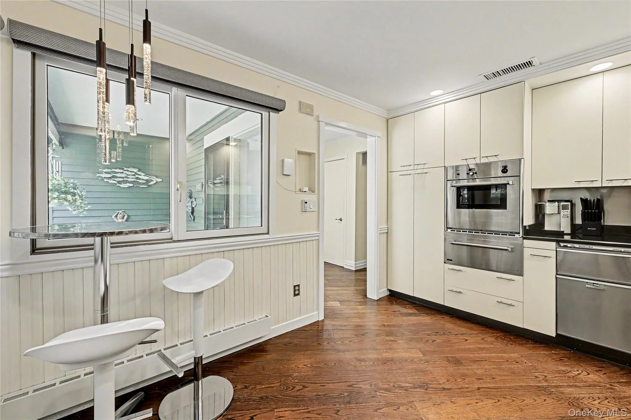 Eat-in-Kitchen with corner windows and with remote-control shades. Eat-in-Kitchen with corner windows and with remote-control shades.
