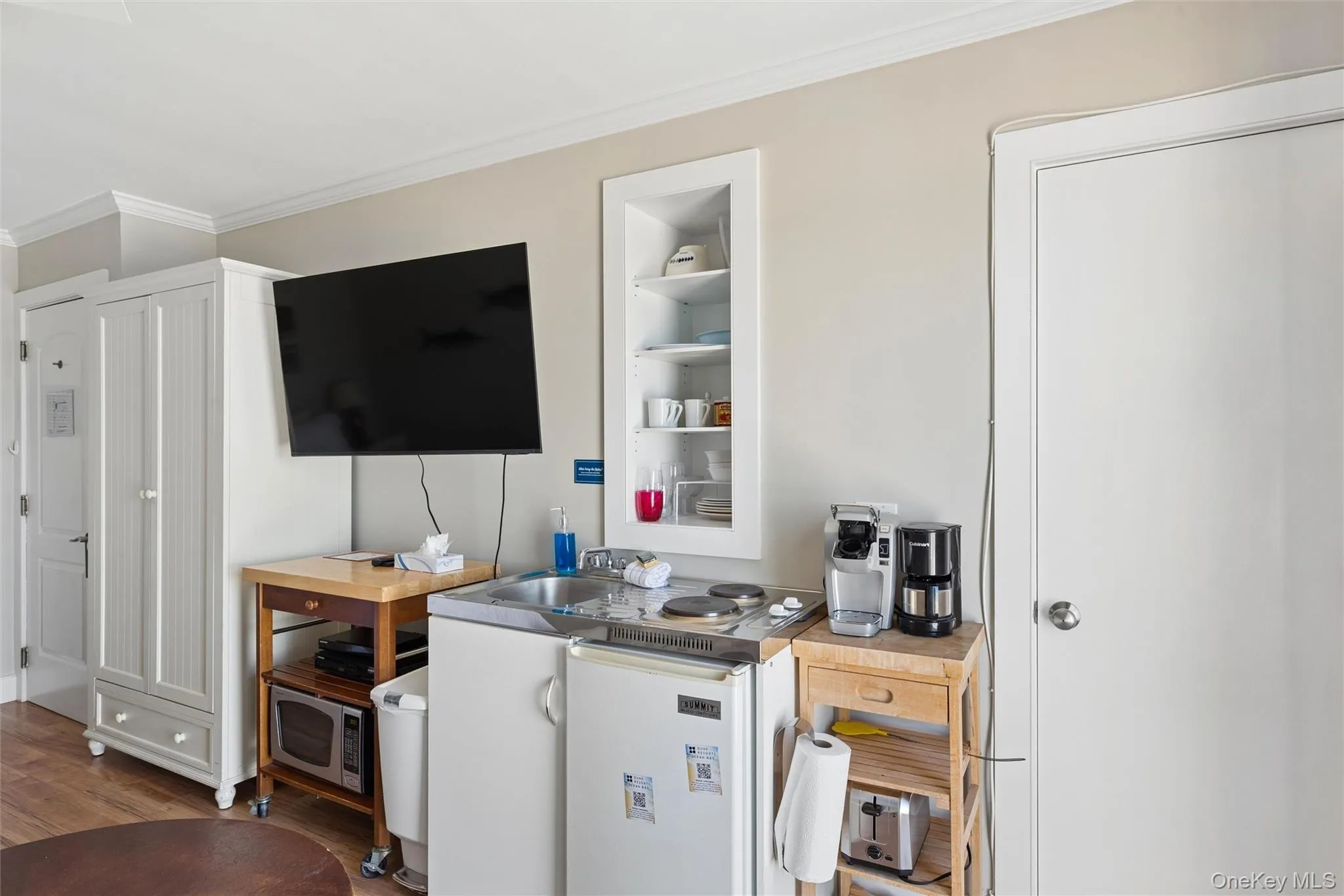 6 Soundview Drive, East Hampton, NY, 1 Bedroom Bedrooms, 2 Rooms Rooms,1 BathroomBathrooms,Residential,For Rent,Soundview,0,KEY1013790 6 Soundview Drive, East Hampton, NY, 1 Bedroom Bedrooms, 2 Rooms Rooms,1 BathroomBathrooms,Residential,For Rent,Soundview,0,KEY1013790