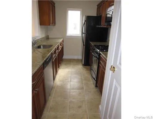 Lots of cabinet and counter space Lots of cabinet and counter space