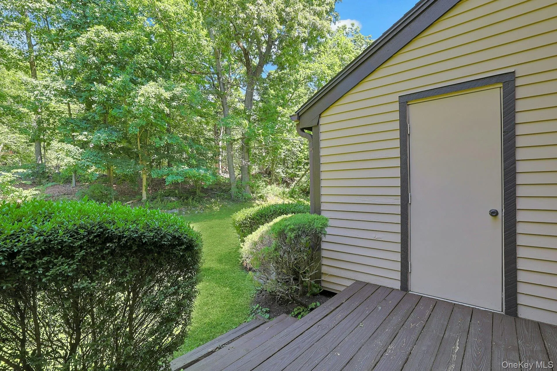 Back to the rear deck - this wide exterior shed is great for storing pots and other things over the winter. Back to the rear deck - this wide exterior shed is great for storing pots and other things over the winter.